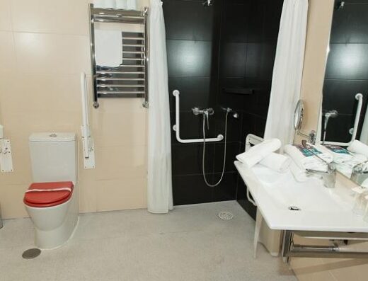 Baño adaptado de una de las habitaciones accesibles. Hotel Acapulco, Benidorm. Imagen de www.hotel-acapulco.es/es