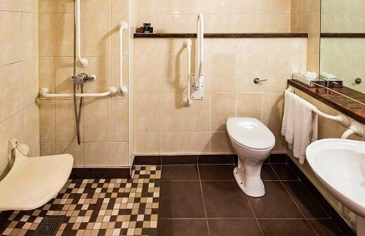 Baño adaptado de una de las habitaciones. Riverside Park Hotel & Leisure Club. Imagen de www.riversideparkhotel.com