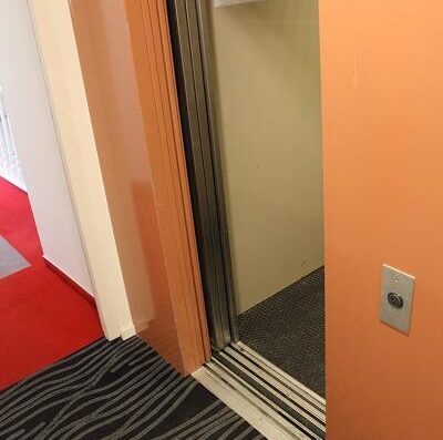 Acceso a las distintas plantas a través de ascensor. Hotel Pax, Estrasburgo. Imagen de http://paxhotel.com