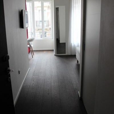 Pasillo dentro de la habitación accesible. Hotel Pax, Estrasburgo. Imagen de http://paxhotel.com