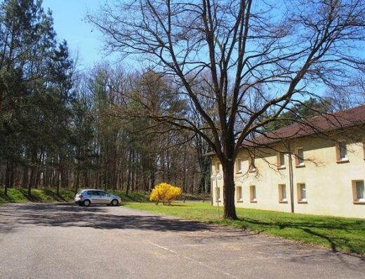 Aparcamiento Hotel Aster, Creutzwald. Imagen de https://hotel-aster.com