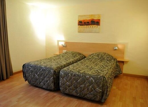 Una de las habitaciones accesibles del Hotel Aster, Creutzwald. Imagen de https://hotel-aster.com