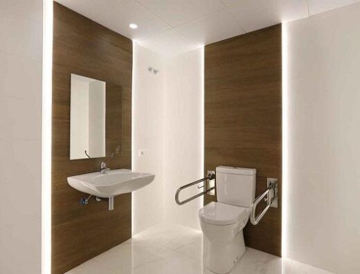 Baño adaptado en zonas comunes. Hotel Brasil, Benidorm. Imagen de www.hotelbrasilbenidorm.com