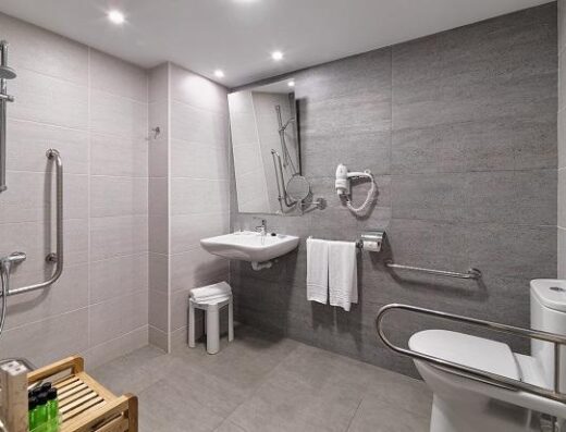 Baño adaptado de una de las habitaciones accesibles. Hotel H10 suites Lanzarote Gardens. Imagen de www.h10hotels.com