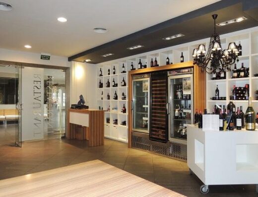 Acceso a restaurante. Hotel Augustus en Cambrils. Imagen de https://hotelaugustus.augustushotels.es