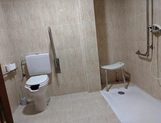 Baño adaptado de la habitación accesible. Hotel AS Ponferrada .Imagen de Mila López Vernet, usuaria en silla de ruedas. C.C. Riazor