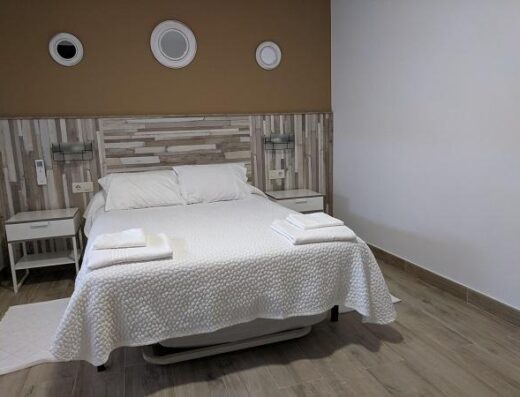 Habitación accesible. O Escondidiño, Baiona. Imagen de Mila López Vernet , usuaria en silla de ruedas. C.C. Riazor.