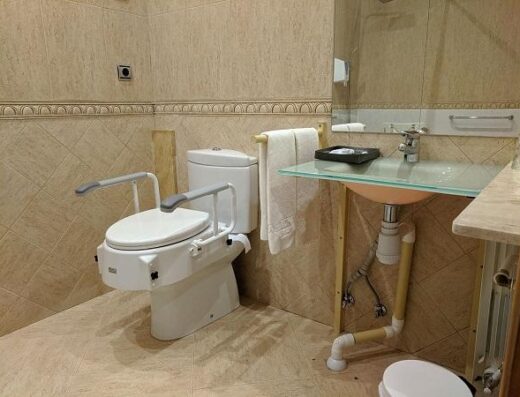 Baño adaptado de la habitación accesible. Hotel Villa de Benavente, Zamora. Imagen de Mila López Vernet, usuaria en silla de ruedas. C.C. Riazor