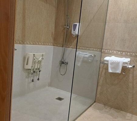 Zona ducha. Habitación accesible. Hotel Villa de Benavente, Zamora. Imagen de Mila López Vernet, usuaria en silla de ruedas. C.C. Riazor