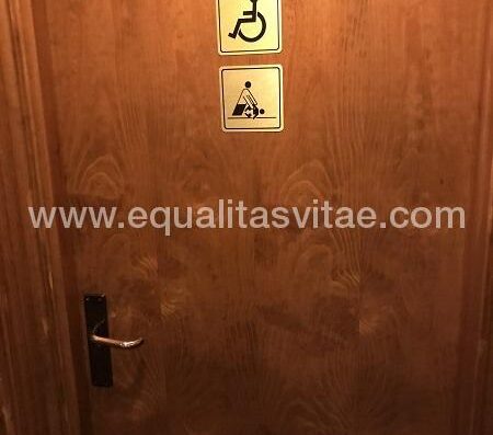 Baño accesible identificado como tal. Restaurante Casbas, Senegüe, Huesca.