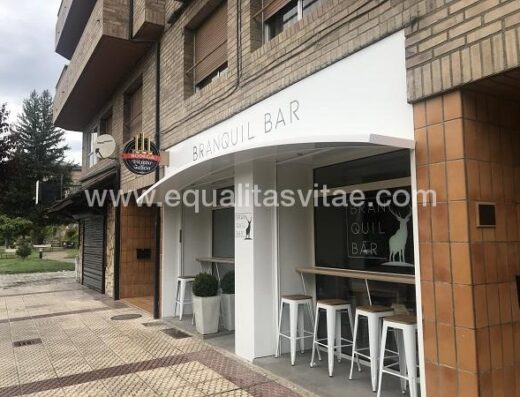Fachada y acceso a Branquil bar, Sabiñánigo, Huesca.