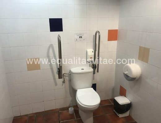 Baño adaptado del Albergue, Centro de vacaciones Isín.