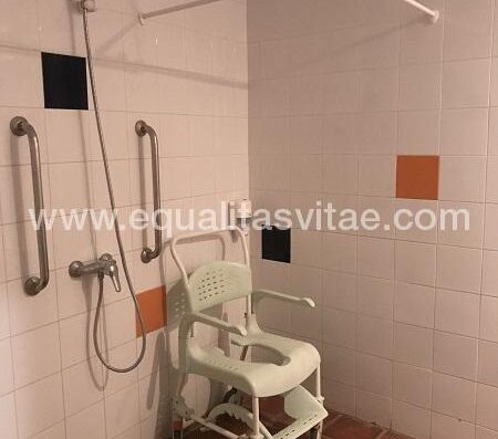 Dispone de silla de ruedas de ducha y wc. Centro de vacaciones Isín.