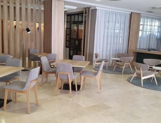Salón. Hotel Oroel, Jaca. Imagen de www.hoteloroeljaca.com