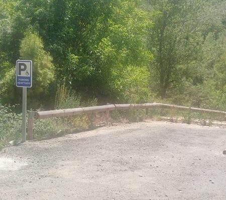 Aparcamiento con zona reservada para PMR. Oficina de turismo de Montañana, Huesca. Imagen cedida por el establecimiento.