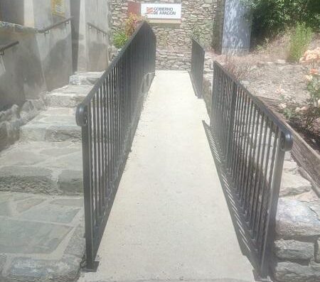 Rampa de acceso. Oficina de turismo de Montañana, Huesca. Imagen cedida por el establecimiento.