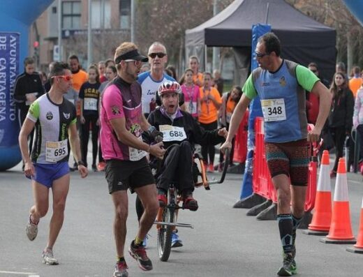 Carrera con Joilette, otra actividad accesible del Club. Imagen www.facebook.com/ZancadasSobreRuedas/