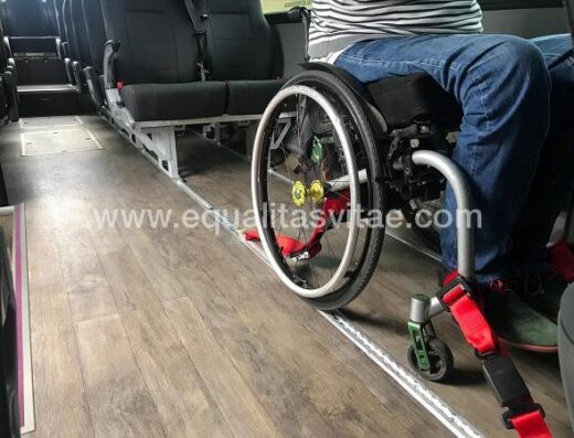 Sistema de anclaje para silla de ruedas. Autobús turístico accesible. Víctor Bayo Autocares, Laguardia.