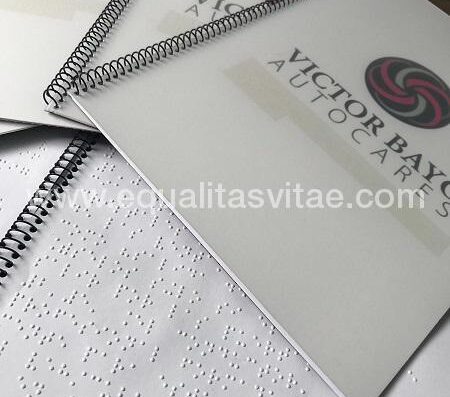 Información en Braille. Autobús turístico accesible. Víctor Bayo Autocares, Laguardia.