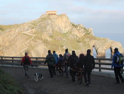 Excursión en joëlettes. AZERI Natura Guztiontzat. Imagen de www.azerinatura.com