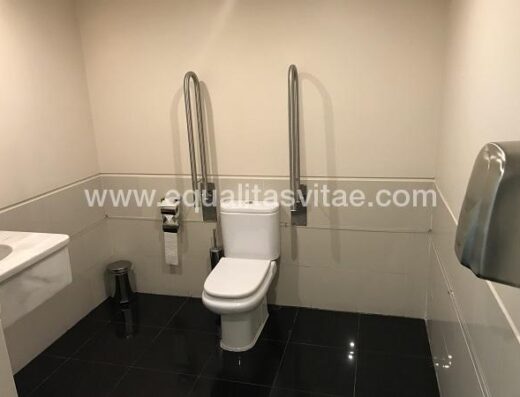 Baño adaptado en zonas comunes. Hotel Vila Galé Ópera, Lisboa.