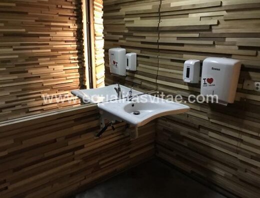 Zona lavabo. Baño público renova en Lisboa.