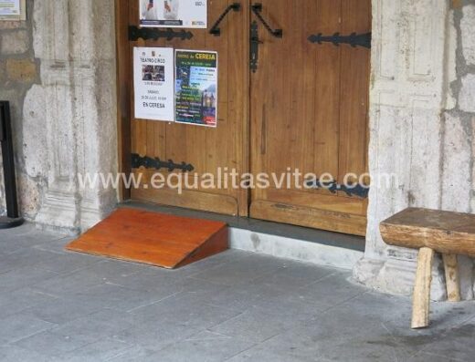 Acceso al museo de Bielsa a través de rampa.