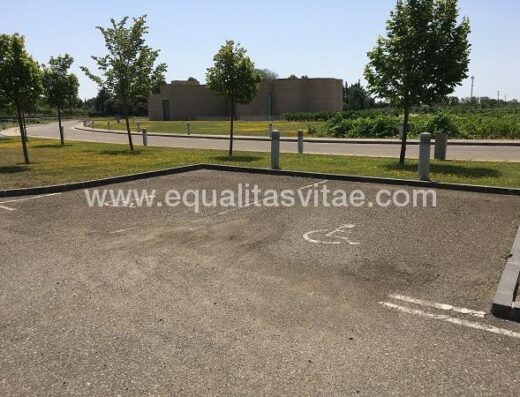 Plazas de aparcamiento reservadas para PMR. Museo CDAN, Huesca.
