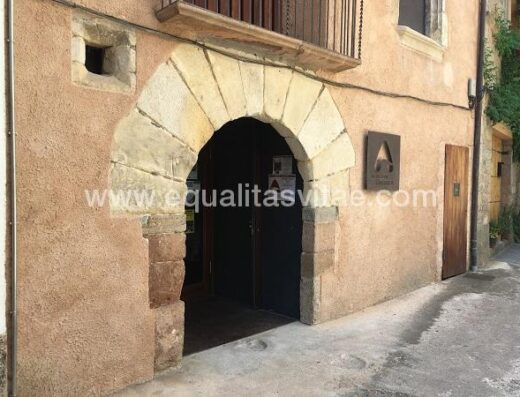 Entrada al Museo de los dinosaurios, Arén.