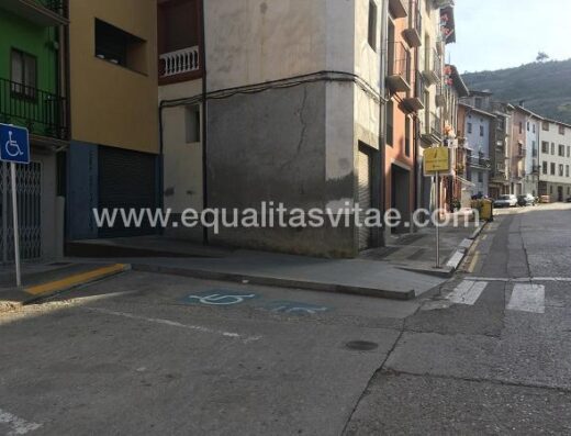 Plaza de aparcamiento reservada para PMR. Espacio Pirineos, Graus.