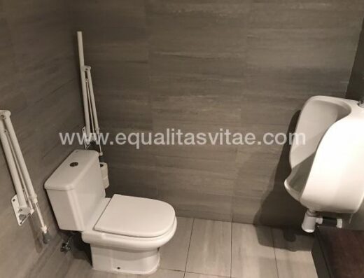 Baño adaptado en zonas comunes. Hotel Ceuta Puerta de África, Ceuta.