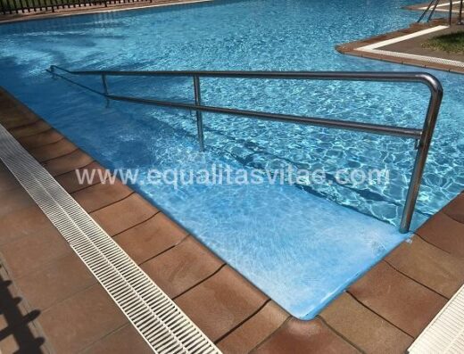 Piscina con acceso a través de rampa. Parador de Ceuta.