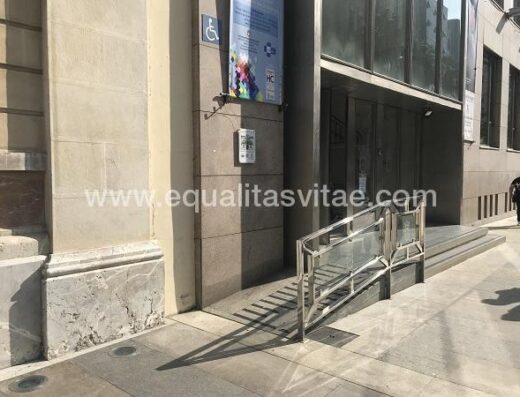 Entrada accesible a través de rampa. Palacio de la Asamblea, Ceuta.
