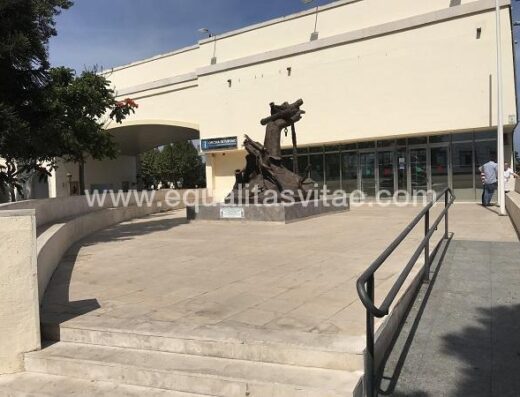 Acceso a través de rampa. Oficina de turismo de Ceuta.