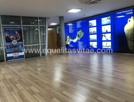 Interior de la Oficina de turismo de Ceuta.