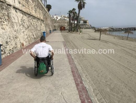 Acera adosada a la Muralla junto a la Playa la Ribera, Ceuta.