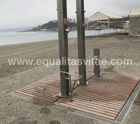 Ducha adaptada para PMR. Playa la Ribera, Ceuta.