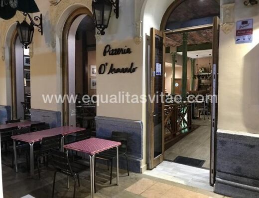 Acceso a Pizzería D´Armando, Ceuta.