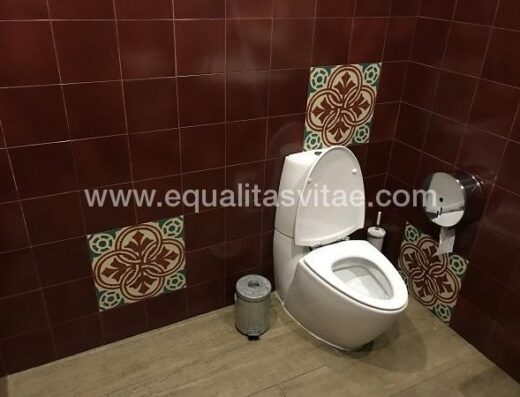 Interior del baño accesible del Restaurante Pizzería D´Armando, Ceuta.