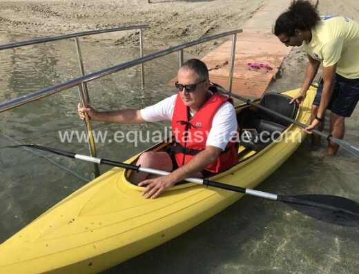 Persona usuaria de silla de ruedas en el Kayak para comenzar la actividad. Ceuta Kayak.