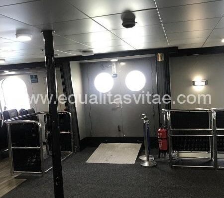 Puerta de acceso al interior del barco. Ferry Ceuta.