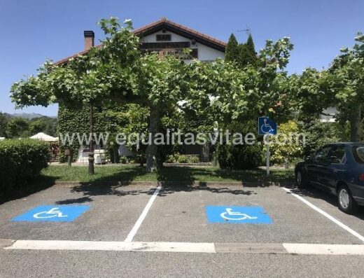 Plazas de aparcamiento reservado para PMR. Restaurante Venta Muguiro.