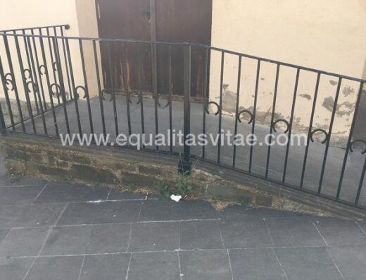Rampa de accesible. Centro de recepción de Eriste.