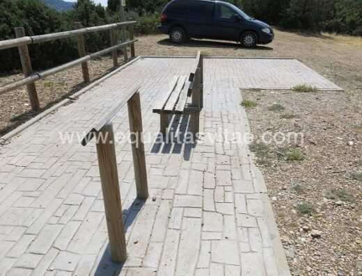 Banco de descanso y apoyo isquiático del Mirador de Balcés.