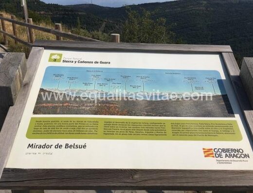 Mesa con panel descriptivo. Mirador accesible de Belsué.