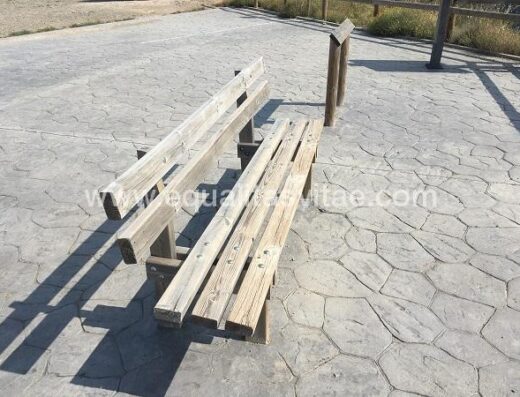 Apoyo isquiático y banco para el descanso. Mirador accesible de Belsué.