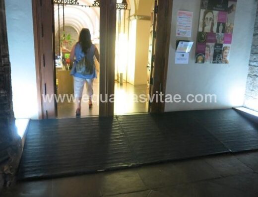 Acceso Museo diocesano de Jaca.