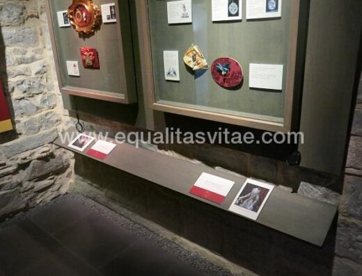 Elementos expositivos en el Museo diocesano de Jaca.