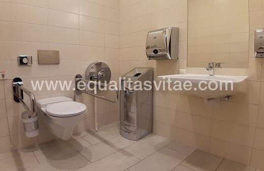 Baño adaptado en zonas comunes.  Hotel Star inn hotel Premium wien Hauptbahnhof, Viena.
