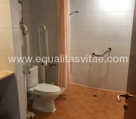 Baño adaptado de la habitación. Hotel Courtyard Moscow city Center, Moscú.